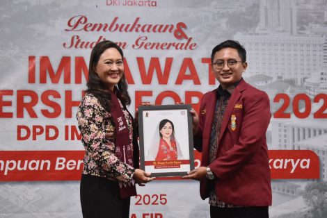 Ketua Umum DPD IMM DKI Jakarta, Muhammad Luthfiadi, menyerahkan plakat penghargaan kepada Anggota Dewan Perwakilan Daerah Republik Indonesia (DPD RI), Happy Farida Djarot.